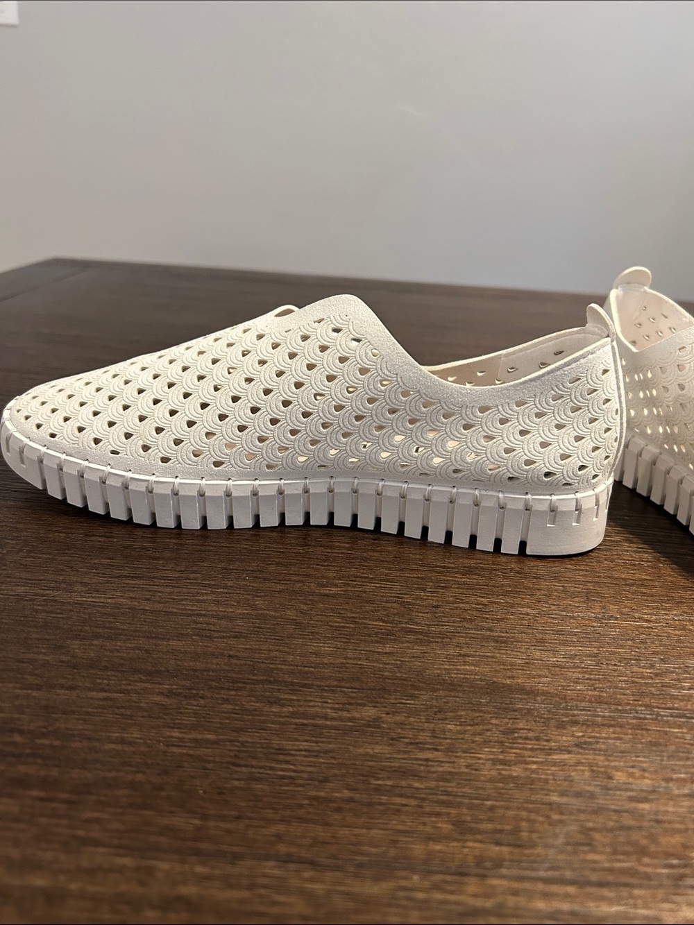 Project cloud memory foam women’s SZ 8 Slip-On Perforated Casual Shoes in Cream. - Picture 9 of 11
